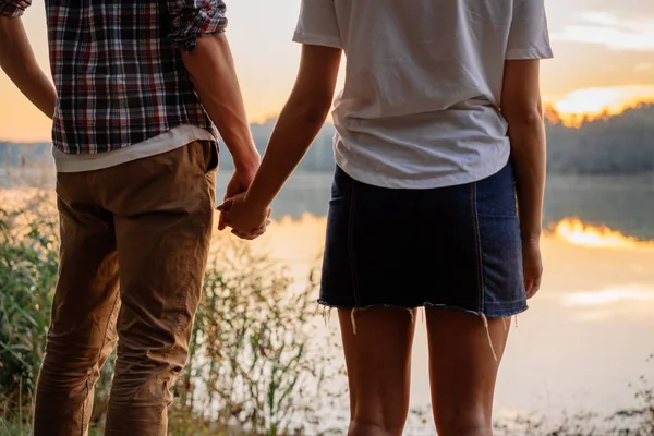 Casal de mãos dadas ao pôr do sol — Fotografia de Stock