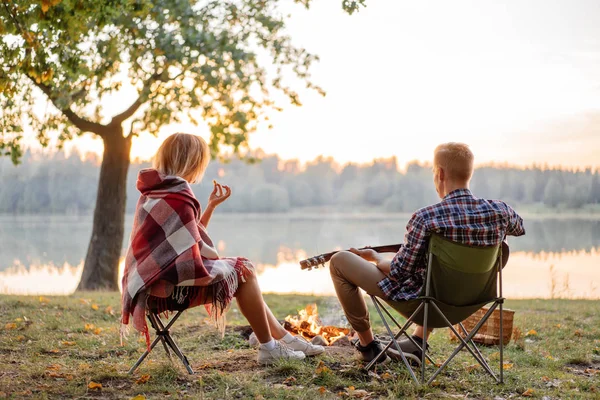 Genç çift Sunset Bulvarında zammını zevk göl yakınındaki. Genç adam kız arkadaşıyla gitar çalmak