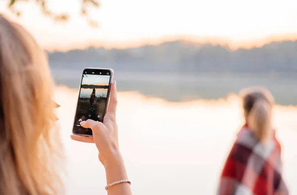 Gölde arkadaşının telefon fotoğraf yapma