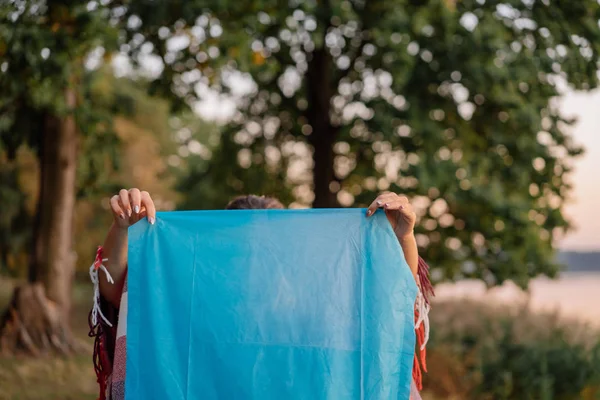 Cielo azul lattern en las manos femeninas al aire libre —  Fotos de Stock