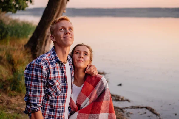 Joven hermosa pareja al atardecer en el lago —  Fotos de Stock