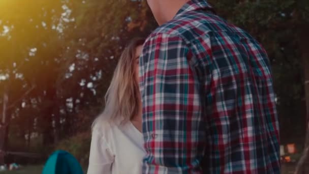 Joven hermosa pareja se besa al atardecer al aire libre — Vídeos de Stock