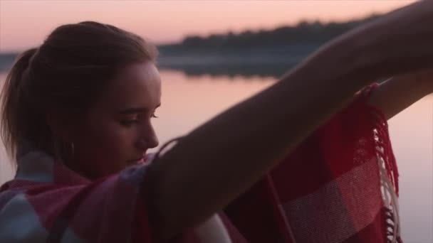 El joven está iluminando la linterna del cielo. — Vídeos de Stock