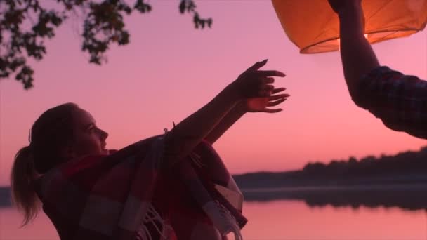 Liefhebbers zijn de lancering van lantaarn van de hemel bij zonsondergang — Stockvideo