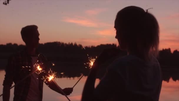 Ευτυχείς φίλοι γιορτάζει με αστράφτει στο ηλιοβασίλεμα — Αρχείο Βίντεο