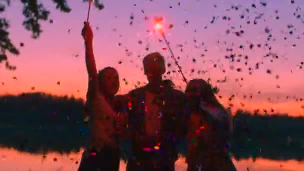 Adolescentes sob chuva Confetti na celebração da festa — Vídeo de Stock