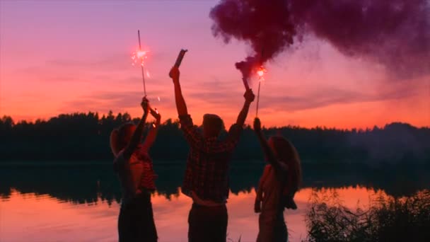 Schüler feiern Mannschaftssieg mit Feuer, Funkeln bei Sonnenuntergang — Stockvideo