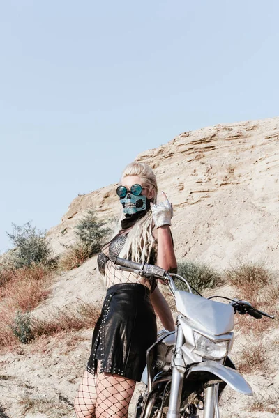モトクロス バイクでマスクと網タイツを着ている若い女性バイカー — ストック写真
