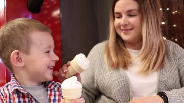 Mãe e seu filho desfrutando de vanil sorvete juntos na véspera de ferver — Vídeo de Stock