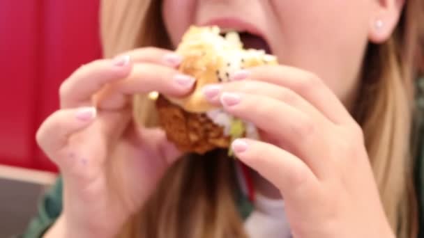 Cerca Feliz Joven Mujer Comiendo Deliciosa Hamburguesa Sonriendo — Vídeo de stock