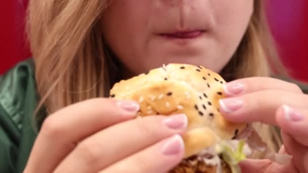Gros plan savoureux burger de poulet frit et belle femme sur le fond — Video