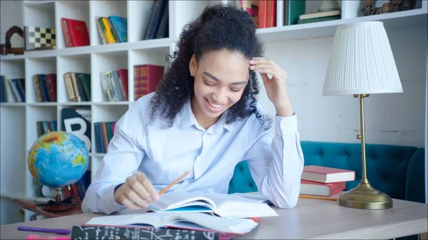 Estudante americano africano feliz se preparando facilmente para o exame na universidade — Fotografia de Stock