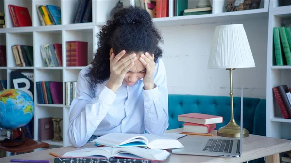 Afrika kökenli Amerikalı öğrenci pek üniversite sınavı hazırlık