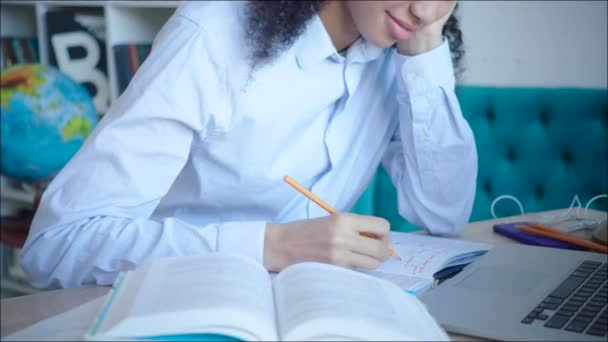 Nära håll ingen ansikte kvinnlig student att göra en anteckning samtidigt förbereda sig för examen i Universitetsbiblioteket — Stockvideo