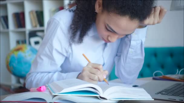 Close up bela estudante feminina se preparando duro para o exame para a universidade — Vídeo de Stock
