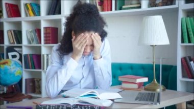 Afrika kökenli Amerikalı öğrenci pek üniversite sınavı hazırlık