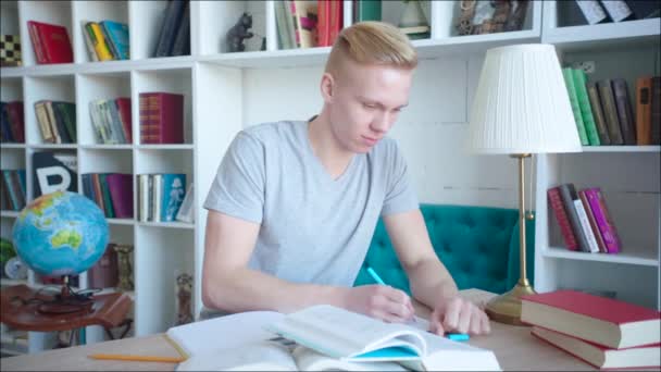 Blonde Studentin bereitet sich in Universitätsbibliothek auf Prüfung vor — Stockvideo
