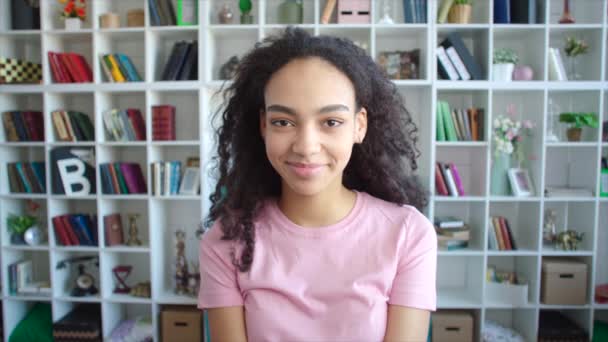 Souriante jeune femme afro-américaine à l'université — Video