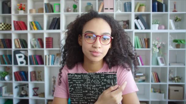 Gelukkig Afro-Amerikaanse vrouwelijke student genieten van Voer de universiteit na zijn afstuderen van de middelbare school — Stockvideo