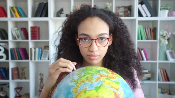 Retrato femenino afroamericano con globo en las manos y posibilidades educativas mundiales abiertas — Vídeos de Stock