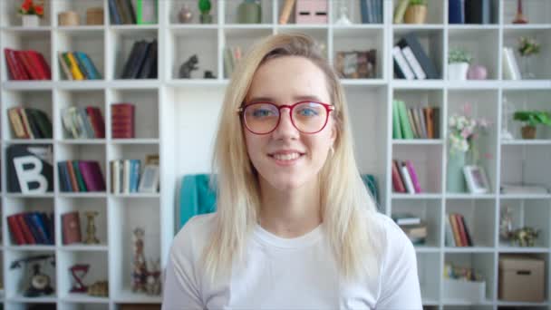 Sorridente femminile Ritratto studentesco con occhiali nel campus universitario — Video Stock