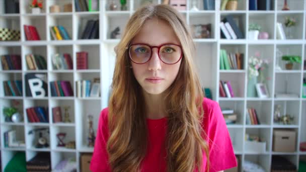 Retrato de cabello rojo hermosa mujer joven con gafas — Vídeos de Stock