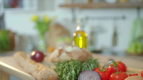 Vrouwelijke handen koken verse salade in de keuken — Stockvideo