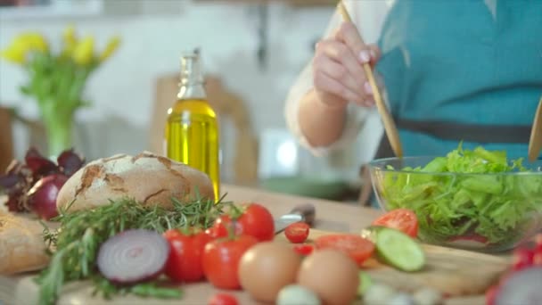 Close up mulher está cozinhando salada fresca na cozinha — Vídeo de Stock