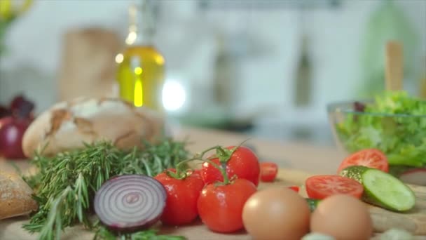 Närbild skär bord med färska gröna ingrediens updraget i köket — Stockvideo