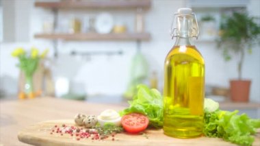 Masada zeytinyağı ve taze yeşillik ile reklam için Packshot