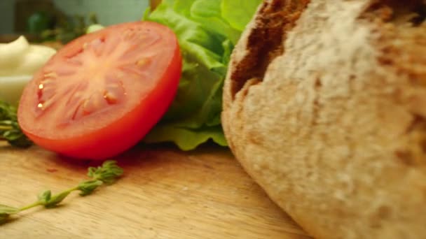 Makró lövés az ízletes, friss házi készítésű saláta ingridients, kenyeret és tojást a konyha — Stock videók