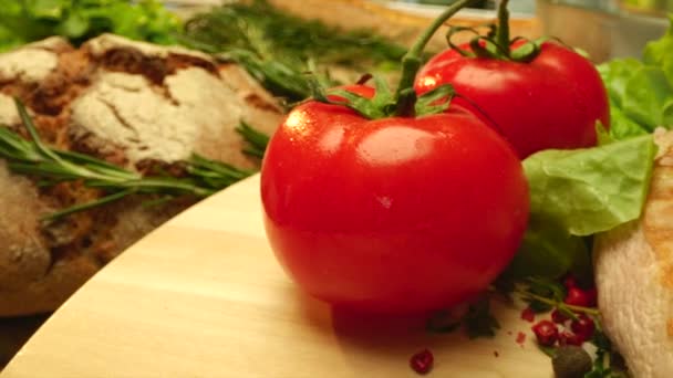 Uzavřete pikantní grilované kuřecí prsa s čerstvými rajčaty na kuchyňském stole — Stock video