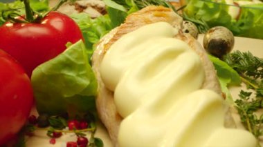 Taze yeşillik ve baharat ile mayonez ile kaplı lezzetli ızgara tavuk kapatın