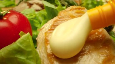 Yakın lezzetli ızgara tavuk taze yeşillik ve baharat ile mayonez ile kapsayan