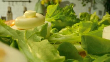 Taze yeşillik ile mayonez ile kaplı lezzetli haşlanmış yumurta ticari çekim kapatın