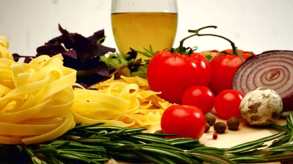 Csendélet az olasz étel tészta a konyhaasztalnál Stock Kép