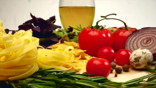 Italienisches Stillleben roter reifer Tomaten und Zutaten für Pasta — Stockvideo