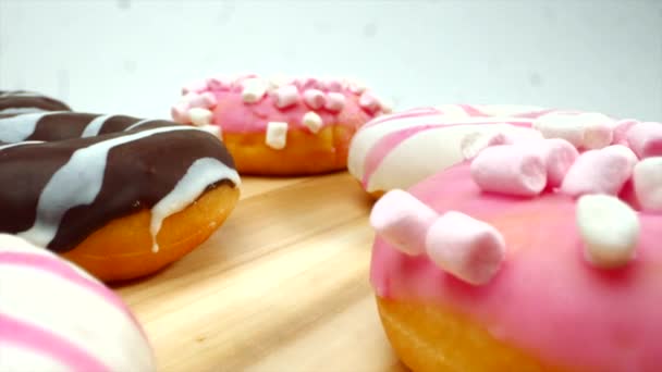 Close-up geglazuurde donuts set met chocolade en marshmallows — Stockvideo