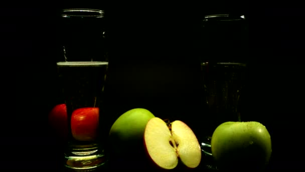 Stilleben av äpplen och cider på den svarta bakgrunden — Stockvideo