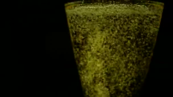 Commercial shot of flavored cider in the glass and ripe apples. Black background — Stock Video