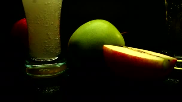 Äpple öl och äpplen på den svarta bakgrunden — Stockvideo
