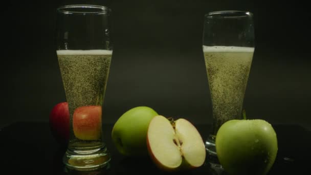 サイダー、黒い背景にリンゴの低アルコール飲料のための商業ショット — ストック動画