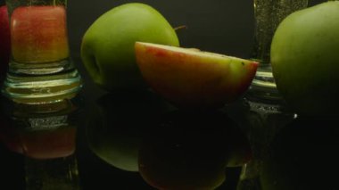 Gözlük ve olgun elma aromalı elma Ticari çekim. Siyah arka plan