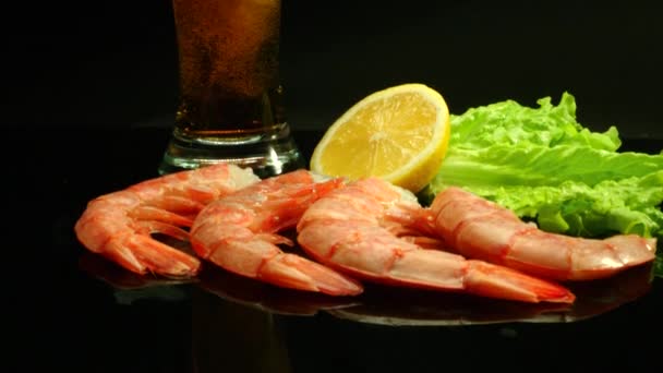 Commercial shot of king prawns and dark beer on the black background — Stock Video