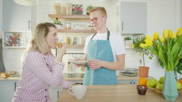 Namorado está fazendo café da manhã para seu amante — Vídeo de Stock