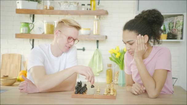 Multietnický pár začíná hrát šachy — Stock video