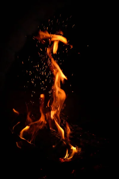 篝火的灰烬 白炽灯橙和红色余烬纹理 黑暗的背景 火焰和木柴在一个砖烧烤 外面做饭的地方 — 图库照片#