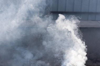 Bir şenlik ateşi için için yanan külleri. Akkor turuncu ve kırmızı köz doku. Koyu arka plan. Alev ateş etmek ve yakacak odun, Tuğla Barbekü. Dışarıda yemek yemek için bir yer.