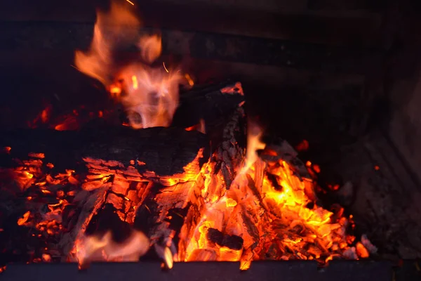 A moldar cinzas de uma fogueira. Chama de fogo em um churrasco de tijolo — Fotografia de Stock