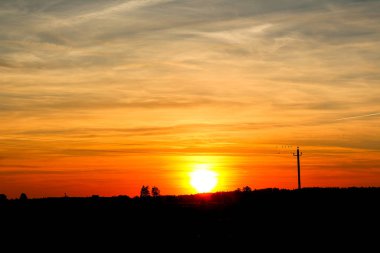 Akşam günbatımı şehirden uzak